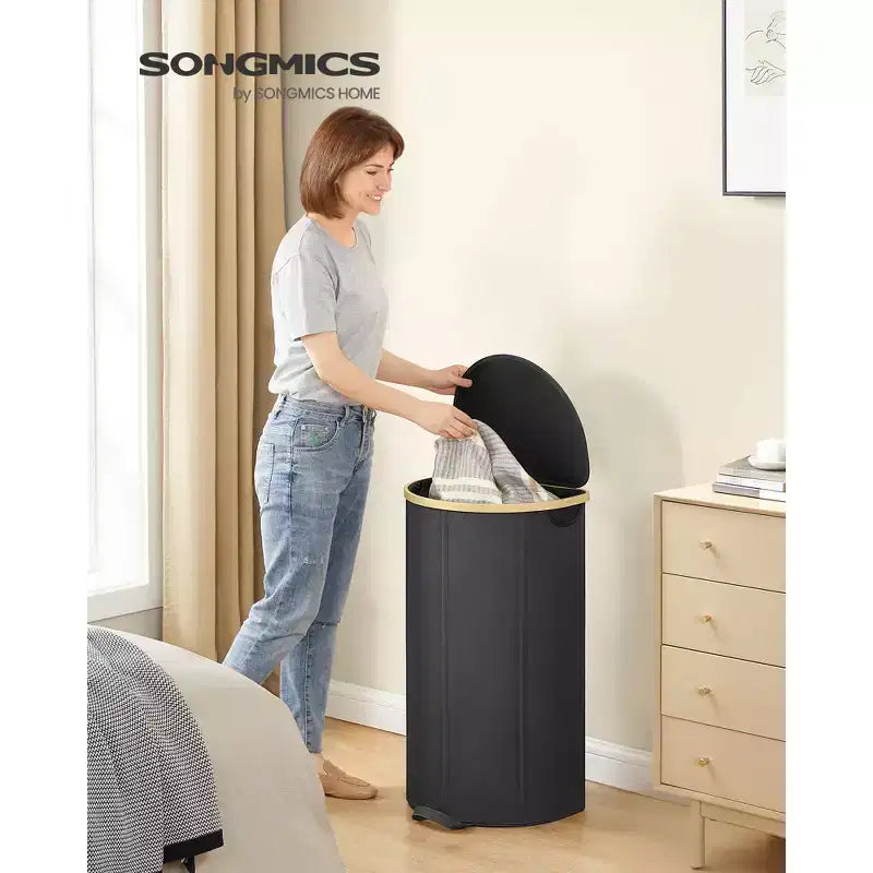 SONGMICS Cesto Portabiancheria, Cesto per la Biancheria con Coperchio, 90 L, con Sacca Interna Rimovibile, Nero Inchiostro e Bambù Chiaro