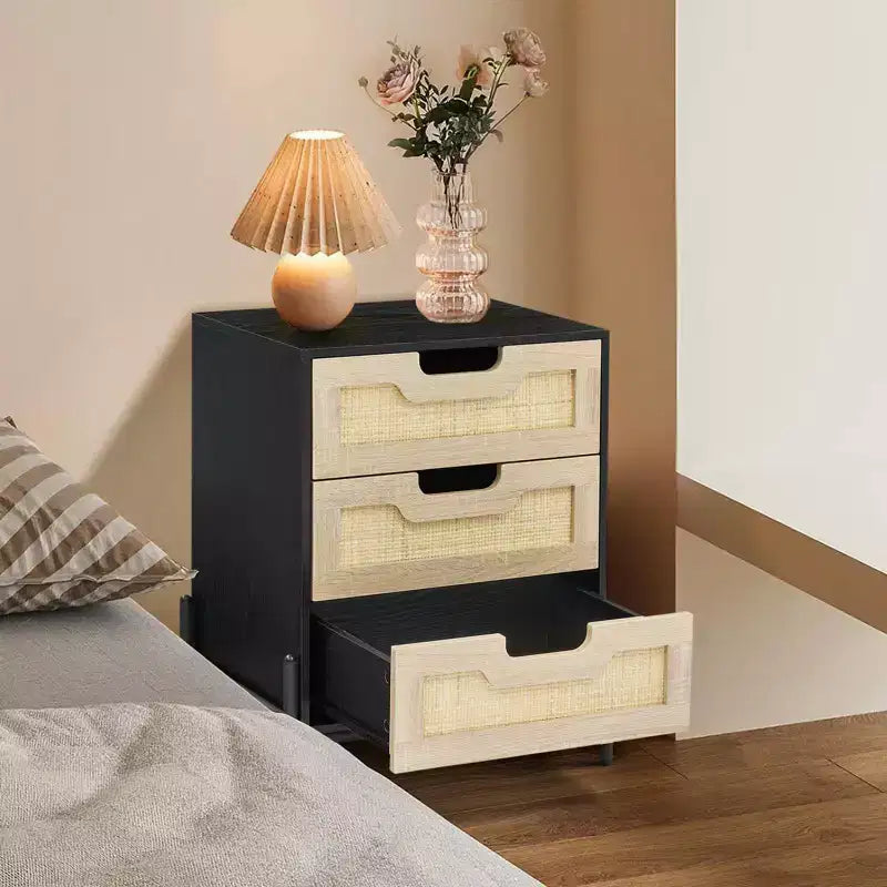 Comodino in Rattan, Comodino Boho in Vimini con Gambe in Metallo, Tavolino Moderno Intrecciato per Piccoli Spazi, Tavolino Autoportante per Camera da Letto