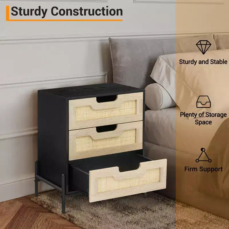 Comodino in Rattan, Comodino Boho in Vimini con Gambe in Metallo, Tavolino Moderno Intrecciato per Piccoli Spazi, Tavolino Autoportante per Camera da Letto