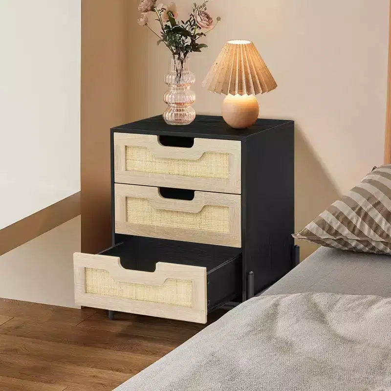Comodino in Rattan, Comodino Boho in Vimini con Gambe in Metallo, Tavolino Moderno Intrecciato per Piccoli Spazi, Tavolino Autoportante per Camera da Letto