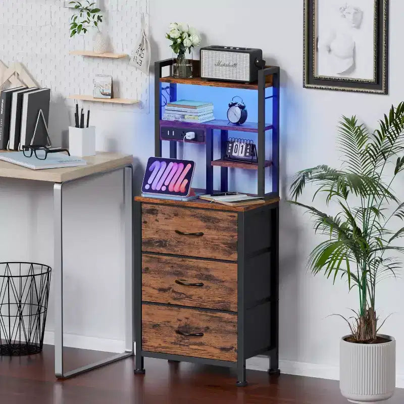 Comodino alto Qwatto da 45.3 pollici con stazione di ricarica USB e luce, comodino con 3 cassetti in tessuto, libreria per camera da letto piccola, dormitorio, finitura marrone