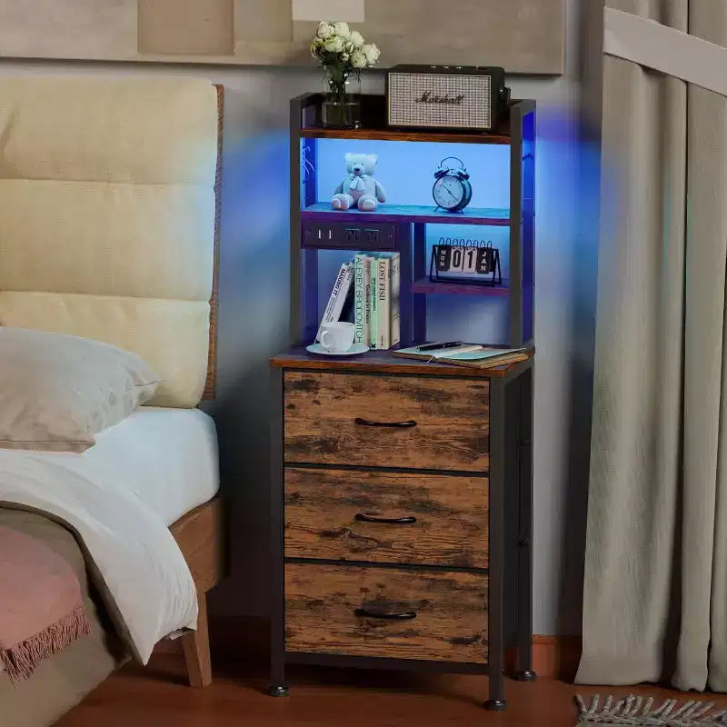 Comodino alto Qwatto da 45.3 pollici con stazione di ricarica USB e luce, comodino con 3 cassetti in tessuto, libreria per camera da letto piccola, dormitorio, finitura marrone