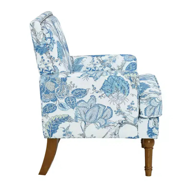 Poltrona di design Zeus & Ruta con rivestimento floreale, borchie e gambe in legno massello