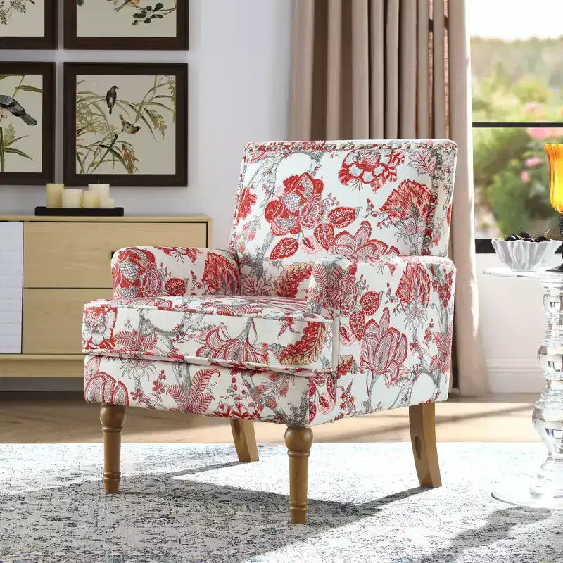 Poltrona di design Zeus & Ruta con rivestimento floreale, borchie e gambe in legno massello