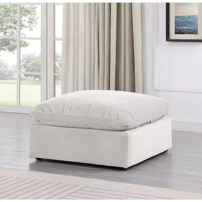 Pouf Indulge in velluto di Meridian Furniture