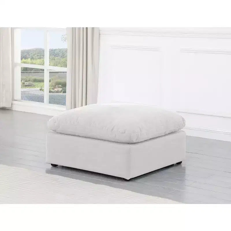 Pouf Indulge in velluto di Meridian Furniture