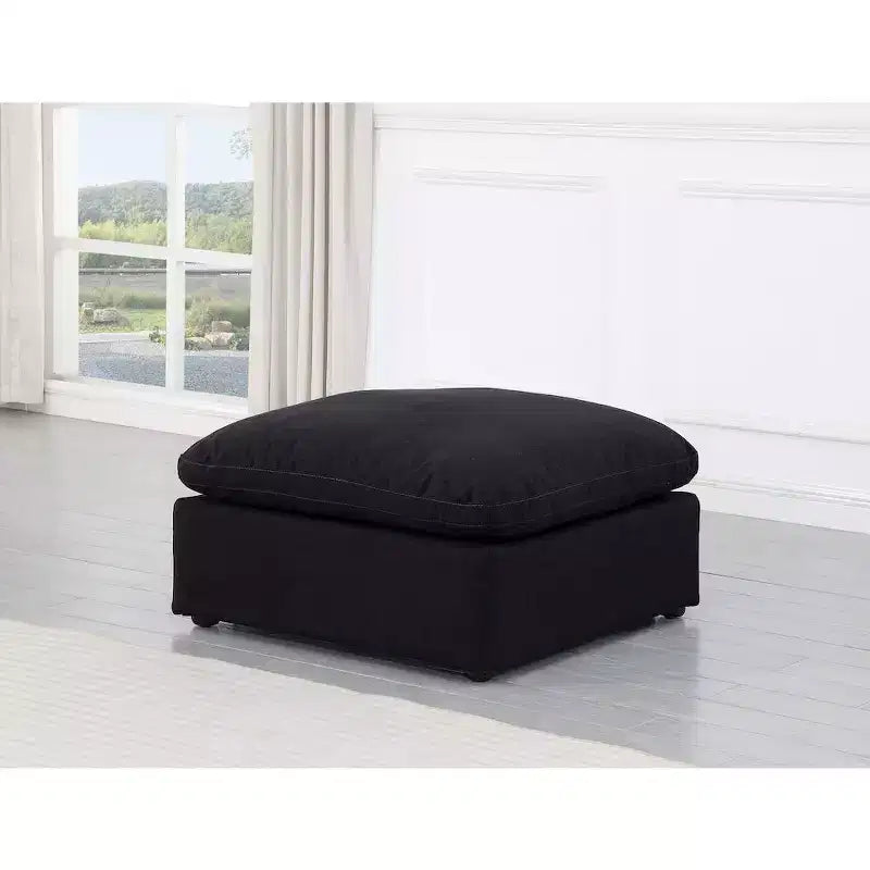 Pouf Indulge in velluto di Meridian Furniture
