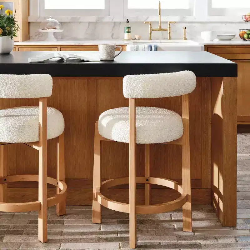 Sgabello da bar da 65 cm con altezza bancone, imbottito scultoreo e in legno Bouclé, poggiapiedi, color crema - Threshold™