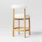 Sgabello da bar da 65 cm con altezza bancone, imbottito scultoreo e in legno Bouclé, poggiapiedi, color crema - Threshold™