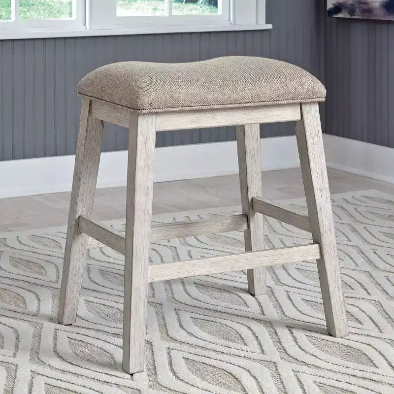 Signature Design by Ashley Set di 2 sgabelli da bar Skempton imbottiti ad altezza bancone Beige: Poliestere, Struttura in legno, Poggiapiedi