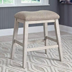 Signature Design by Ashley Set di 2 sgabelli da bar Skempton imbottiti ad altezza bancone Beige: Poliestere, Struttura in legno, Poggiapiedi