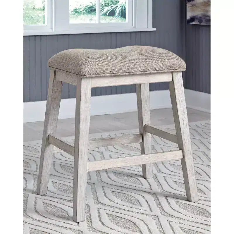 Signature Design by Ashley Set di 2 sgabelli da bar Skempton imbottiti ad altezza bancone Beige: Poliestere, Struttura in legno, Poggiapiedi