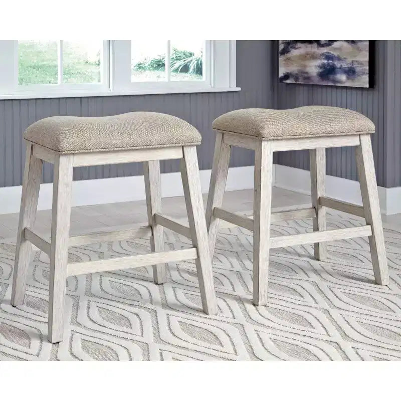 Signature Design by Ashley Set di 2 sgabelli da bar Skempton imbottiti ad altezza bancone Beige: Poliestere, Struttura in legno, Poggiapiedi