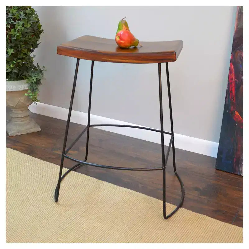 Set di 2 sgabelli da bar Carolina Living Portia da 61 cm, altezza bancone, sedile a sella, metallo/castagno: legno di mango, pulizia a secco, senza schienale