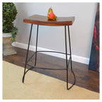 Set di 2 sgabelli da bar Carolina Living Portia da 61 cm, altezza bancone, sedile a sella, metallo/castagno: legno di mango, pulizia a secco, senza schienale