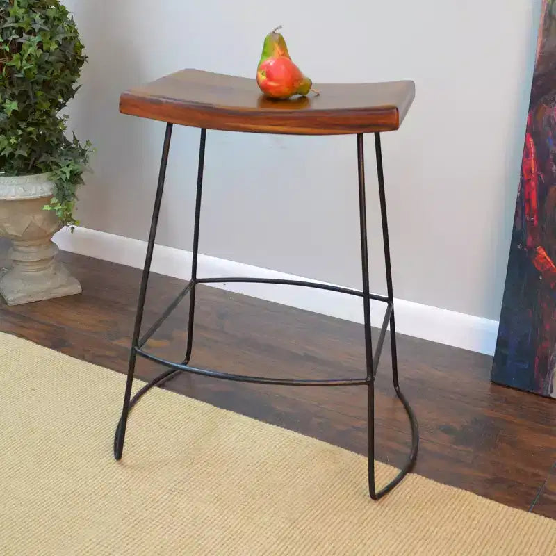 Set di 2 sgabelli da bar Carolina Living Portia da 61 cm, altezza bancone, sedile a sella, metallo/castagno: legno di mango, pulizia a secco, senza schienale