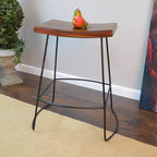 Set di 2 sgabelli da bar Carolina Living Portia da 61 cm, altezza bancone, sedile a sella, metallo/castagno: legno di mango, pulizia a secco, senza schienale