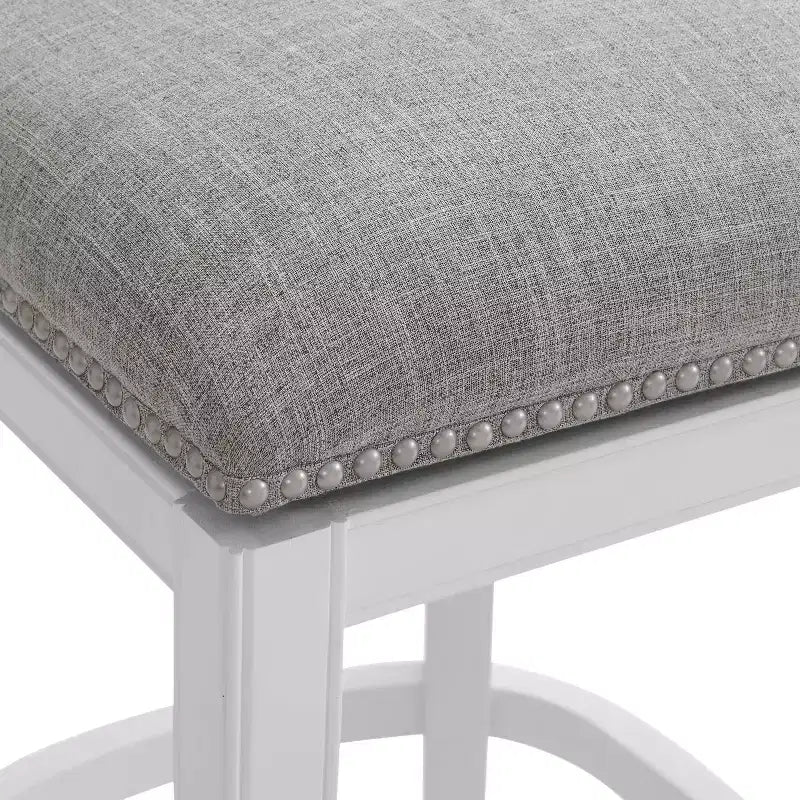 Sgabello Miranda girevole altezza bancone Bianco: schienale imbottito, borchie decorative - Alaterre Furniture
