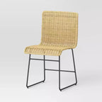 Sedia da pranzo moderna in rattan Chapin con gambe in metallo beige - Threshold™: struttura nera, design effetto rattan