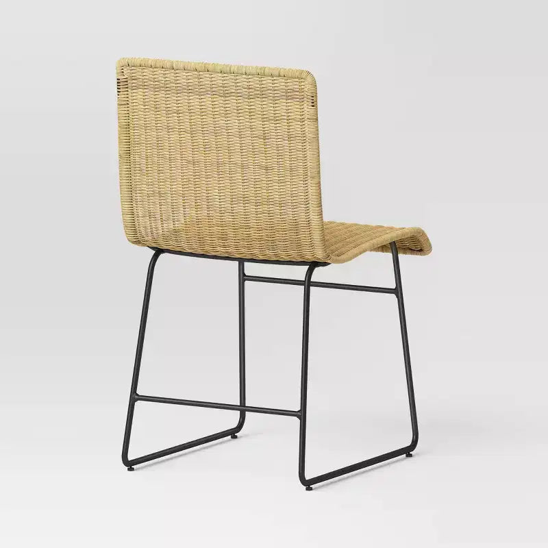 Sedia da pranzo moderna in rattan Chapin con gambe in metallo beige - Threshold™: struttura nera, design effetto rattan