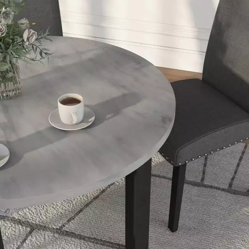 Set da pranzo Kellum contemporaneo da 5 pezzi: piano in finto marmo, sedie con borchie - miBasics