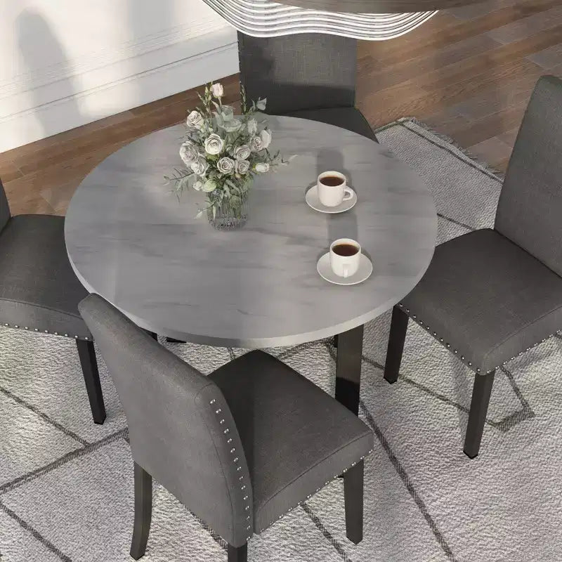 Set da pranzo Kellum contemporaneo da 5 pezzi: piano in finto marmo, sedie con borchie - miBasics