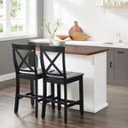 Crosley 42" Bartlett Isola Cucina con Piano in Legno e Sgabelli X-Back Bianco/Nero: Stile Farmhouse, Ripiani Regolabili