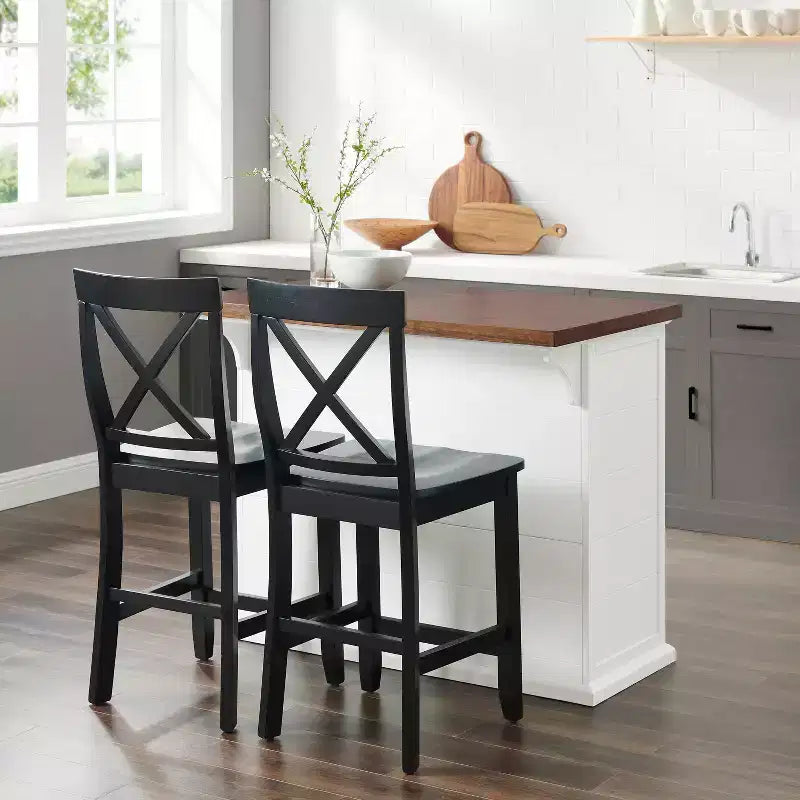 Crosley 42" Bartlett Isola Cucina con Piano in Legno e Sgabelli X-Back Bianco/Nero: Stile Farmhouse, Ripiani Regolabili