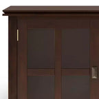 Credenza buffet grande Stratford, marrone rossiccio - WyndenHall: Legno massello, 3 cassetti, 2 armadietti