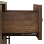 Credenza Lucas Marrone - Crosley: Madia Rustica Mid-Century Modern con Ripiani Regolabili, Cassetti, Struttura in Legno Massello