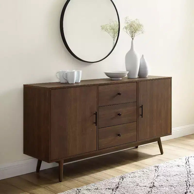 Credenza Lucas Marrone - Crosley: Madia Rustica Mid-Century Modern con Ripiani Regolabili, Cassetti, Struttura in Legno Massello