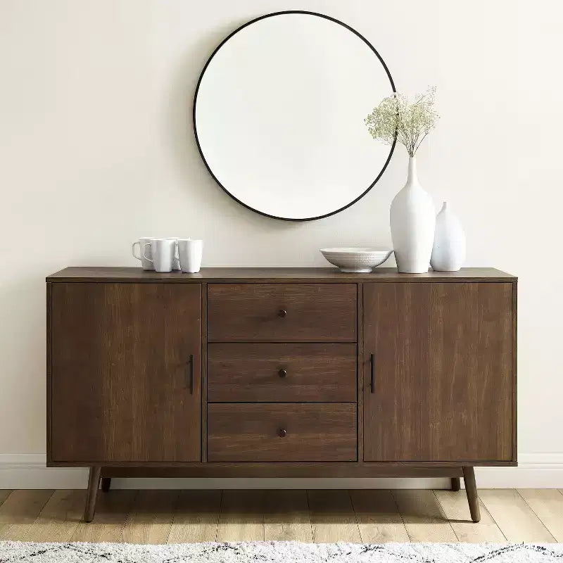 Credenza Lucas Marrone - Crosley: Madia Rustica Mid-Century Modern con Ripiani Regolabili, Cassetti, Struttura in Legno Massello