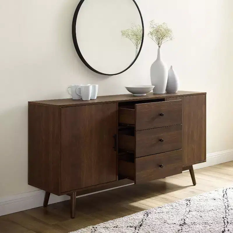 Credenza Lucas Marrone - Crosley: Madia Rustica Mid-Century Modern con Ripiani Regolabili, Cassetti, Struttura in Legno Massello