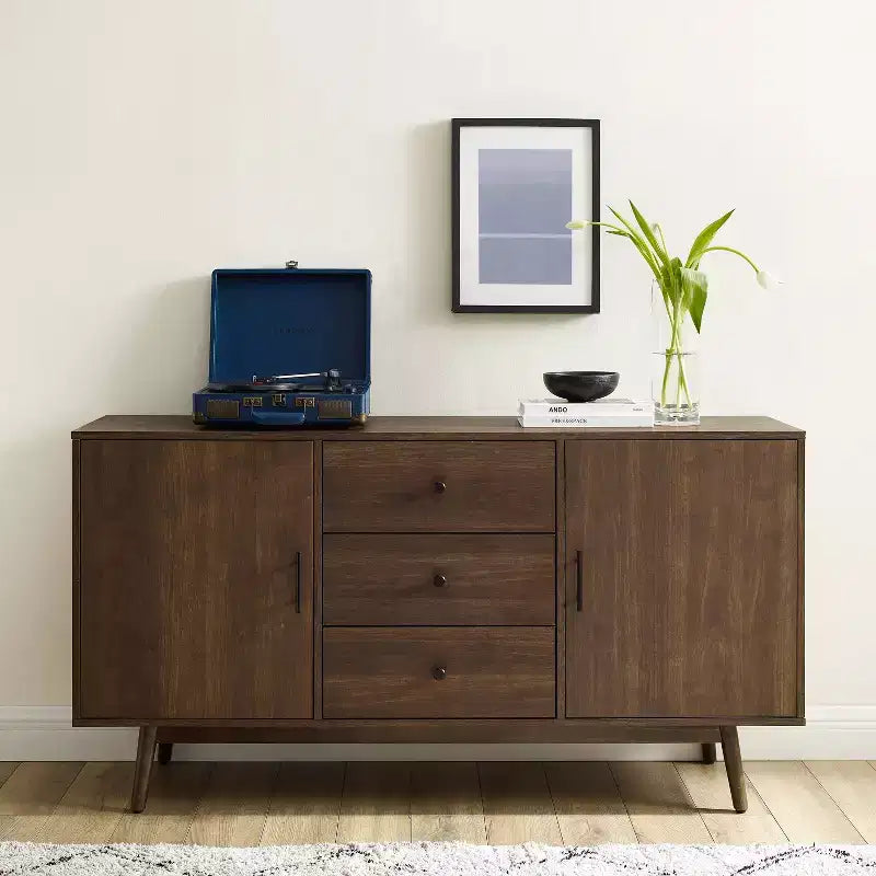 Credenza Lucas Marrone - Crosley: Madia Rustica Mid-Century Modern con Ripiani Regolabili, Cassetti, Struttura in Legno Massello