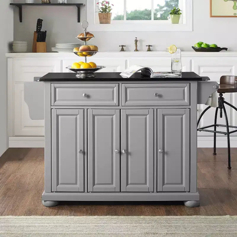Alexandria Kitchen Island con Piano in Granito Grigio/Nero Vintage - Crosley: Struttura in Legno Massello, Rotelle, 4 Ante, 2 Cassetti, 3 Ripiani