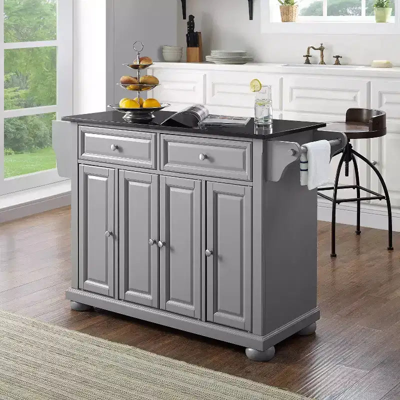 Alexandria Kitchen Island con Piano in Granito Grigio/Nero Vintage - Crosley: Struttura in Legno Massello, Rotelle, 4 Ante, 2 Cassetti, 3 Ripiani