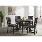 Set da pranzo Taylor a 5 pezzi, altezza standard, 4 sedie laterali in similpelle Noce - Picket House Furnishings: Tavolo rotondo, Struttura in legno di caucciù, Rivestimento in schiuma