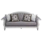 Divano Florian da 88", in tessuto grigio e finitura bianco anticato - Acme Furniture: Rivestimento in pelle, struttura in legno, include cuscino decorativo