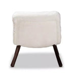 Poltrona Eisa accentuata in finta pelliccia di pecora e legno Bianco/Marrone noce - Baxton Studio