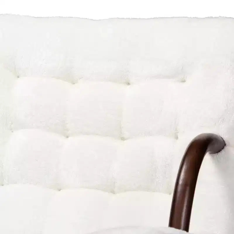 Poltrona Eisa accentuata in finta pelliccia di pecora e legno Bianco/Marrone noce - Baxton Studio