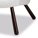 Poltrona Eisa accentuata in finta pelliccia di pecora e legno Bianco/Marrone noce - Baxton Studio