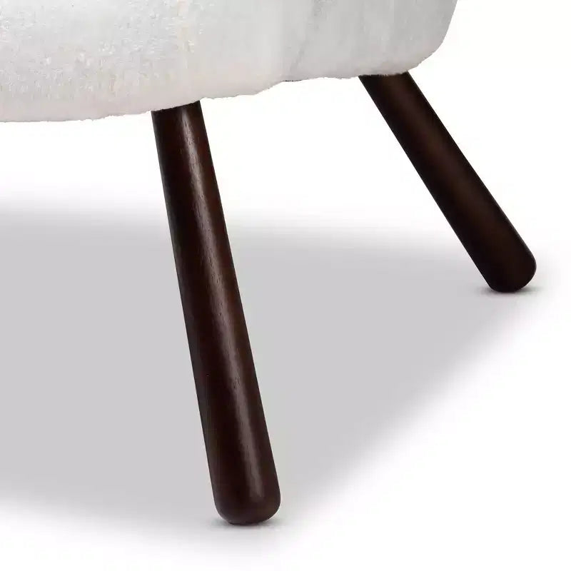 Poltrona Eisa accentuata in finta pelliccia di pecora e legno Bianco/Marrone noce - Baxton Studio