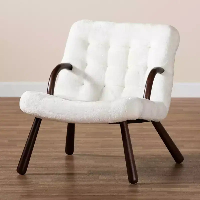 Poltrona Eisa accentuata in finta pelliccia di pecora e legno Bianco/Marrone noce - Baxton Studio