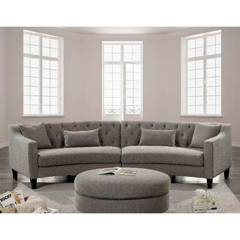 Divano curvo Amelie con bottoni trapuntati grigio caldo - HOMES: Inside + Out
