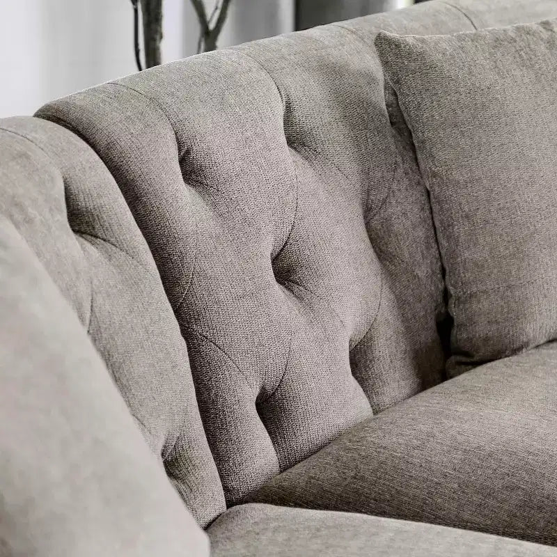 Divano curvo Amelie con bottoni trapuntati grigio caldo - HOMES: Inside + Out