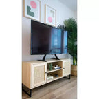 Nathan James 47" Mina, mobile TV in rattan e legno a 2 ante, per TV fino a 59", rovere chiaro/nero opaco: Consolle multimediale con vano portaoggetti