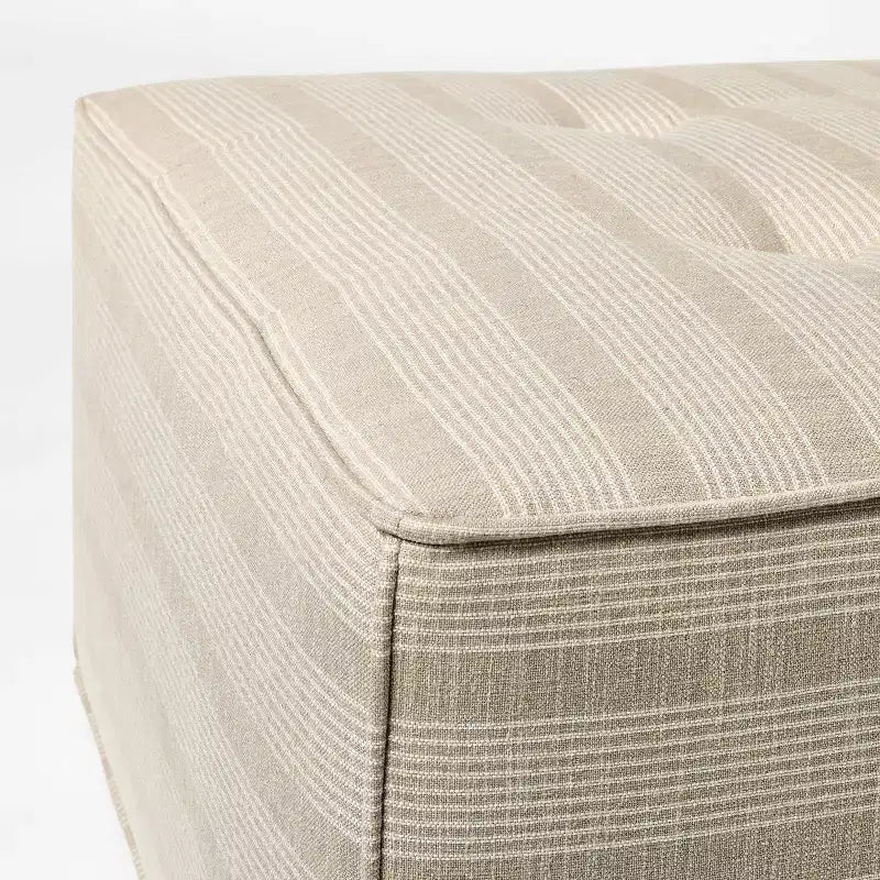 Pouf/ottoman trapuntato color cuoio - Threshold™ con Studio McGee