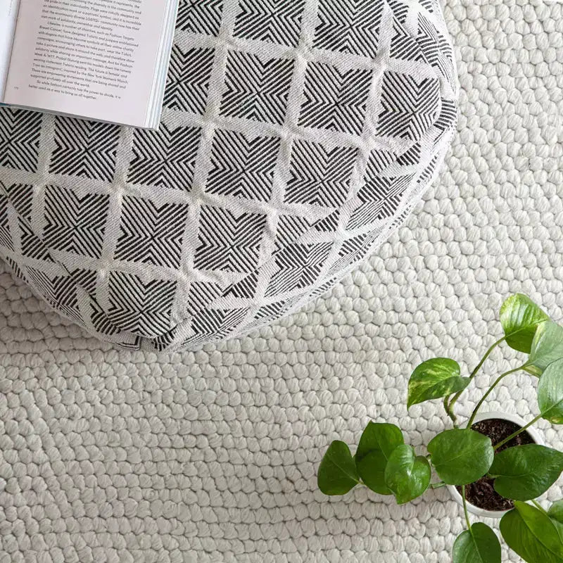 Pouf Carondelet Nero/Avorio - Anji Mountain: Quadrato geometrico non imbottito, certificato Fair Trade