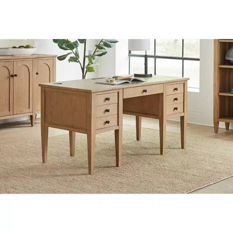 Martin Furniture Scrivania moderna con semibasamento in legno Collezione Laurel Marrone chiaro: Postazione di lavoro direzionale con cassetto multiuso