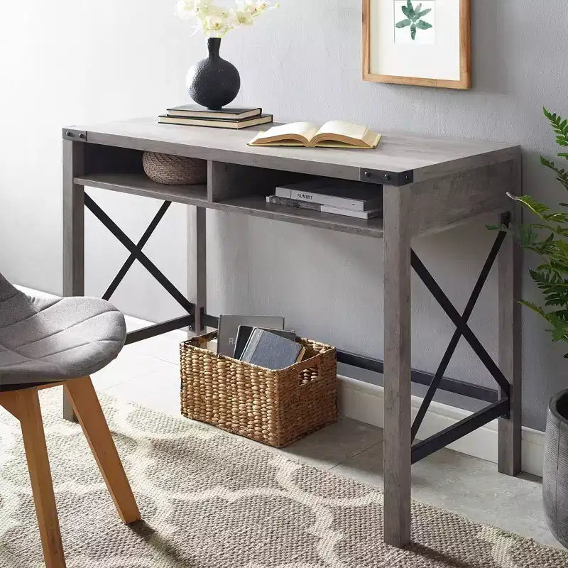 Scrivania per studio Sophie Modern Farmhouse con struttura a X e ripiani a giorno, effetto legno grigio - Saracina Home